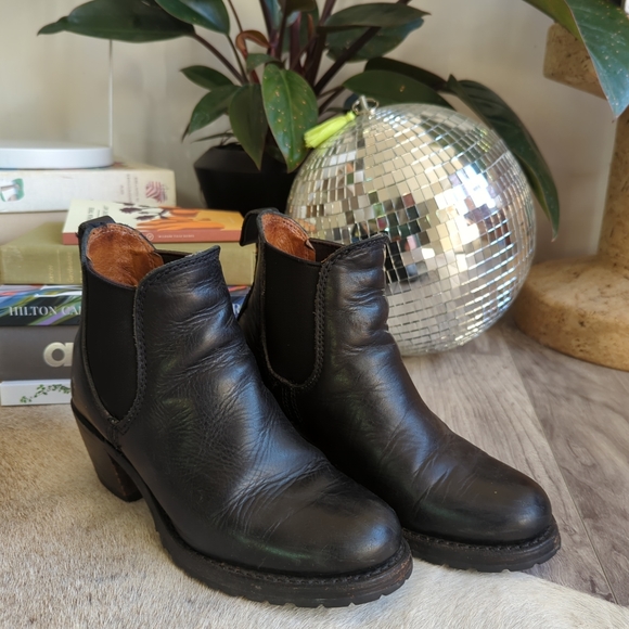 Frye Sabrina Chelsea in Black size 6 - Picture 2 of 7